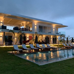Villa with pool and 5 suites in Pipa - Pip001