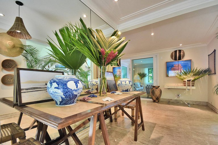 Oceanfront luxury villa in Angra dos Reis
