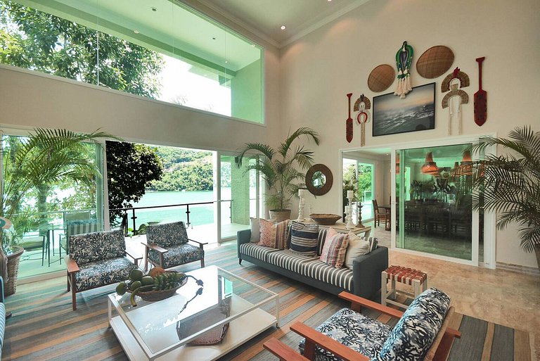 Oceanfront luxury villa in Angra dos Reis