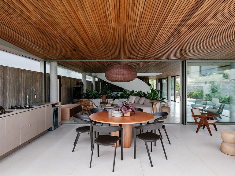 Beachfront Villa in Florianópolis – Flo001