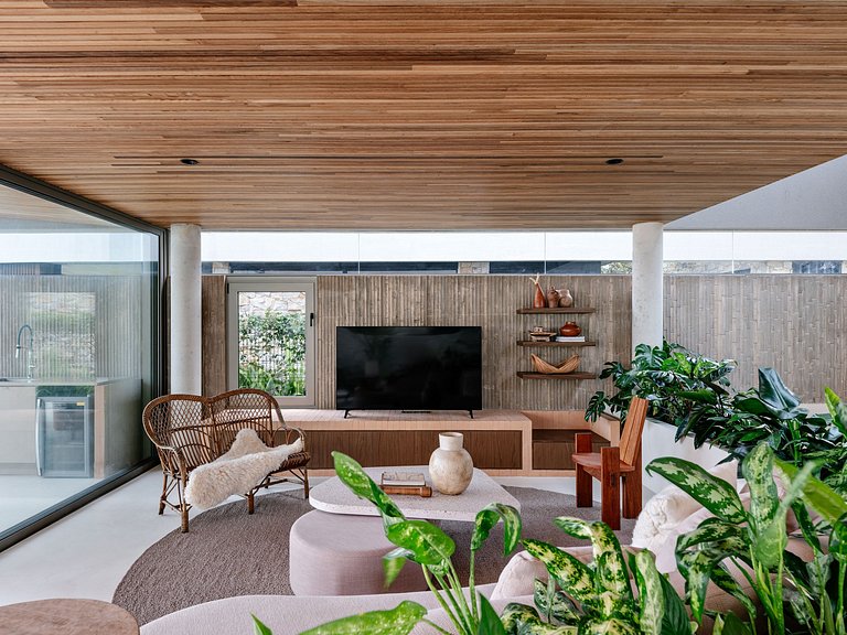 Beachfront Villa in Florianópolis – Flo001