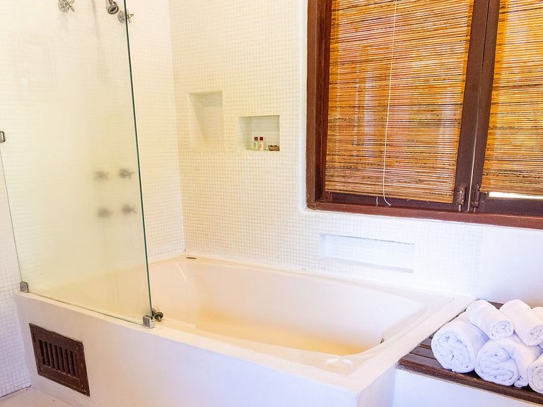 Casa de 4 suítes em Arraial d'ajuda - Adj010