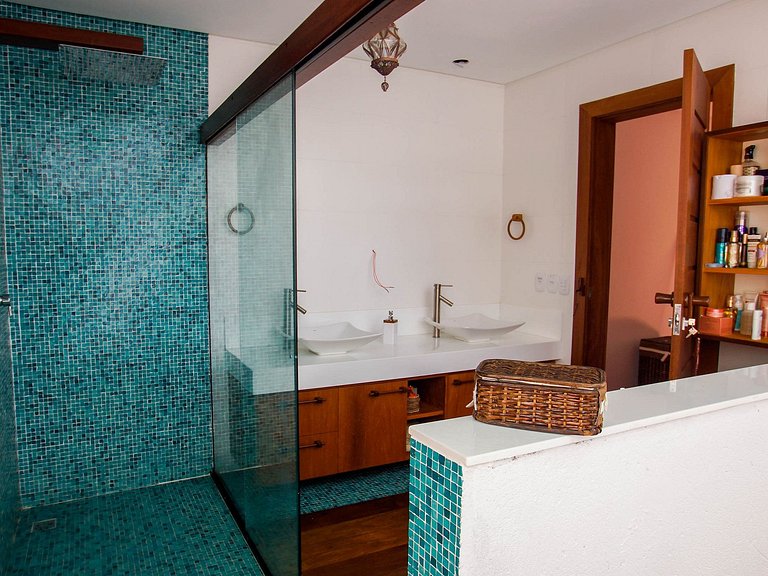 Casa de 6 suítes em Arraial D'Ajuda - Adj012