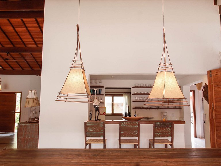 Casa de 6 suítes em Arraial D'Ajuda - Adj012