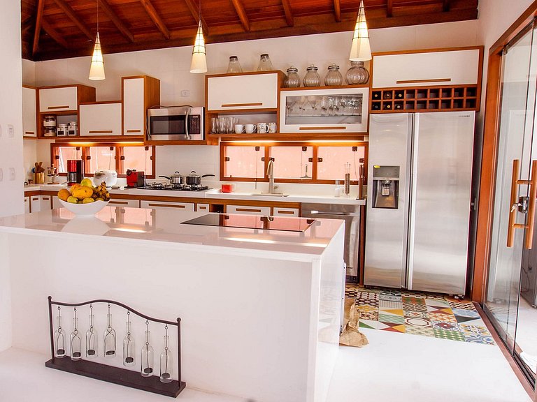 Casa de seis suites en Arraial D'Ajuda - Adj012