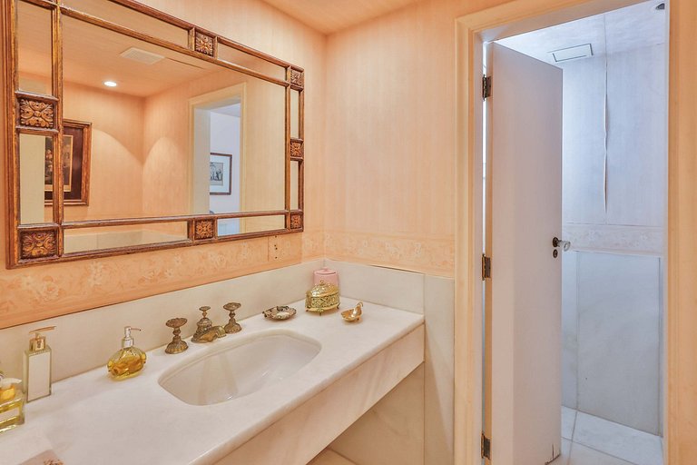 Apartamento clássico de 5 quartos no Arpoador