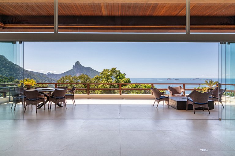Stunning villa with pool in São Conrado