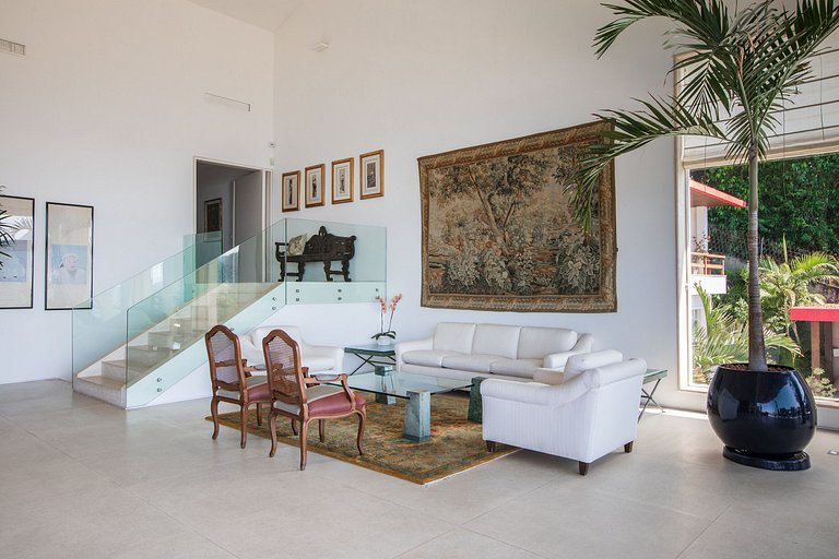 Stunning villa with pool in São Conrado