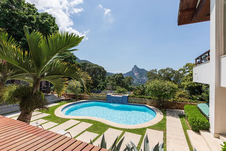 Stunning villa with pool in São Conrado