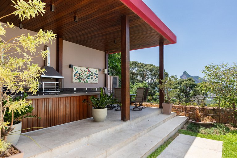 Stunning villa with pool in São Conrado