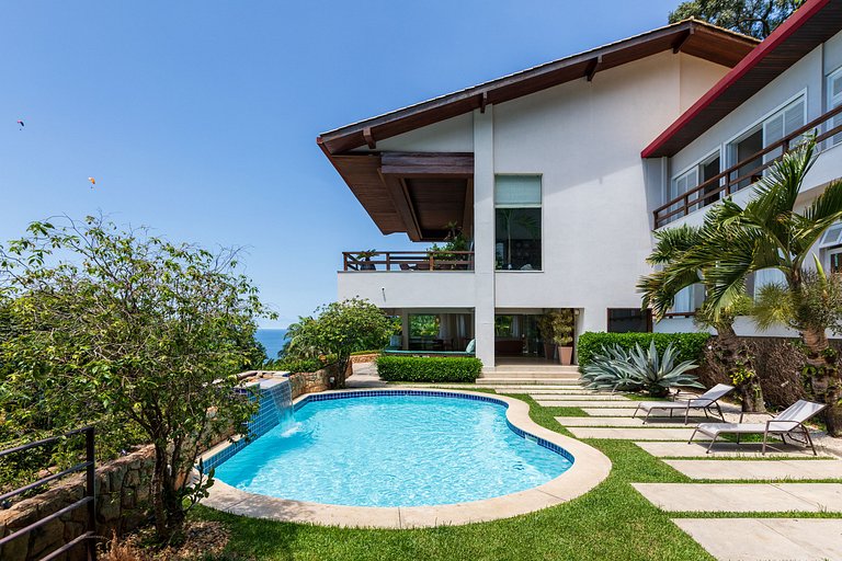 Stunning villa with pool in São Conrado