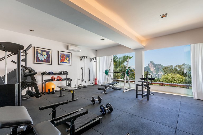 Stunning villa with pool in São Conrado