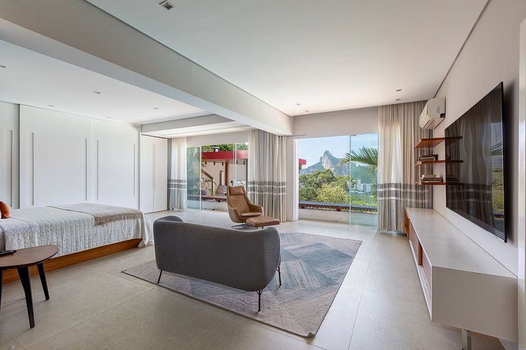 Stunning villa with pool in São Conrado