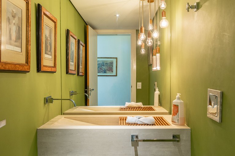Stunning villa with pool in São Conrado