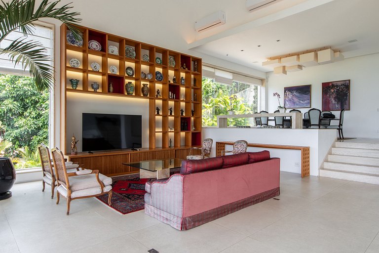 Stunning villa with pool in São Conrado