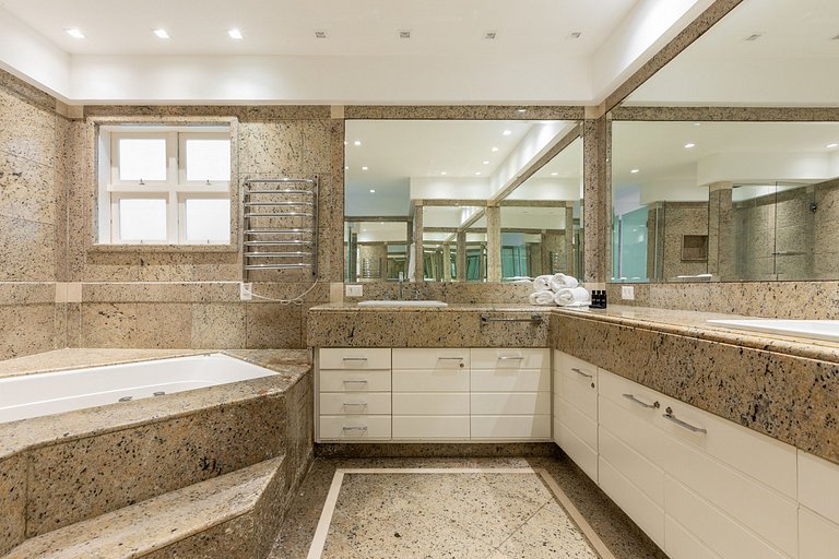 Stunning villa with pool in São Conrado