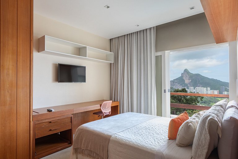 Stunning villa with pool in São Conrado