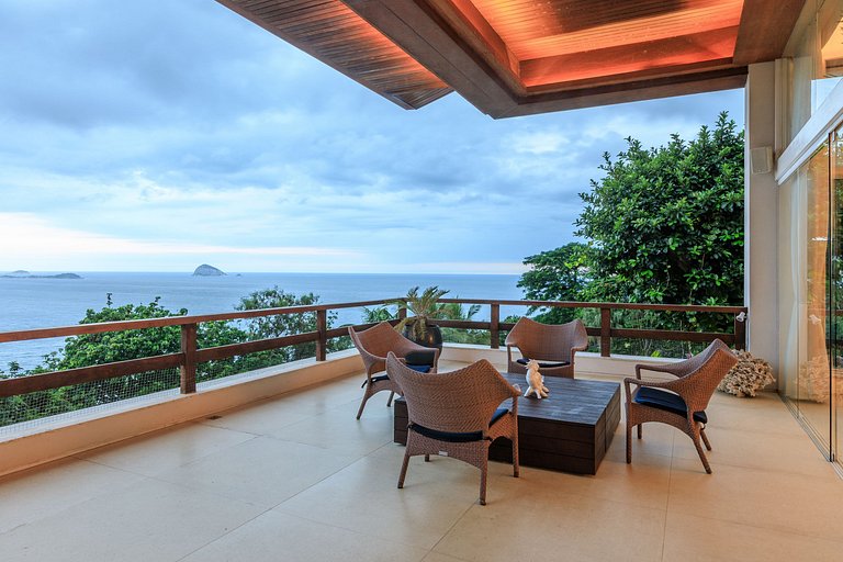 Stunning villa with pool in São Conrado