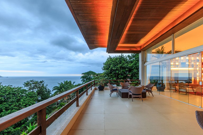 Stunning villa with pool in São Conrado
