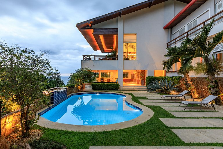 Stunning villa with pool in São Conrado