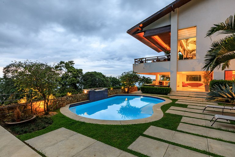 Stunning villa with pool in São Conrado