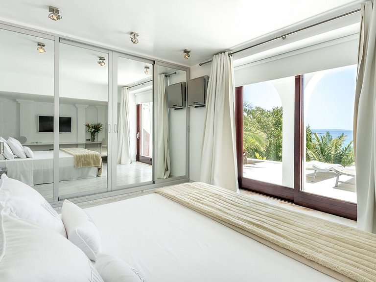 Charming 5-suite villa in Ibiza