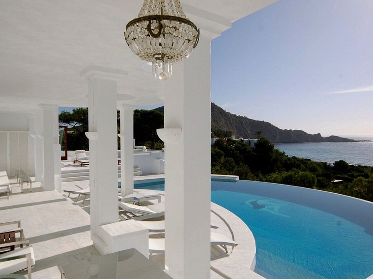 Affascinante villa con 5 suite a Ibiza