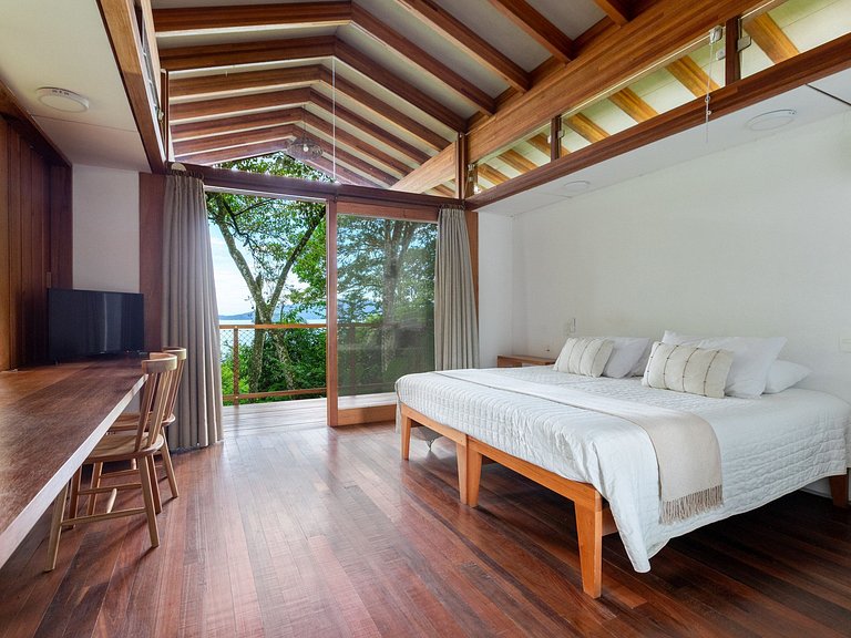 Beachfront house in Paraty