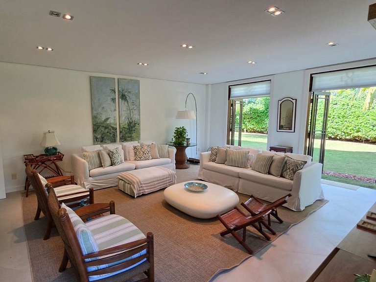 Sea front villa in Praia do Forte