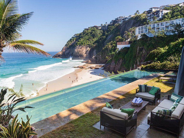 Spectacular house with a pool in Joá
