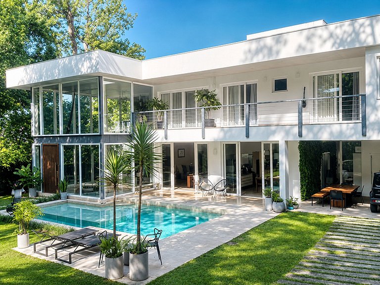 Mansion with pool in Itanhangá