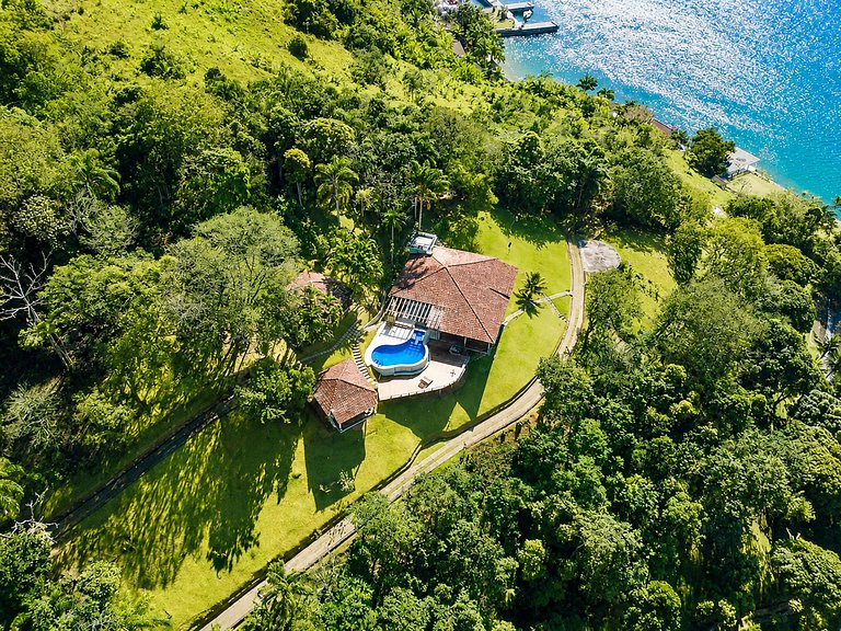 Casa no alto da colina em Angra dos Reis