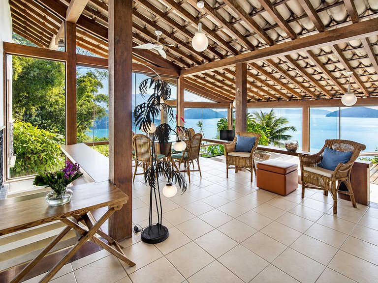 Casa en lo alto de colina en Angra dos Reis