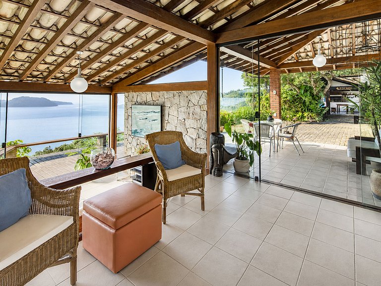 Maison au sommet de la colline à Angra dos Reis