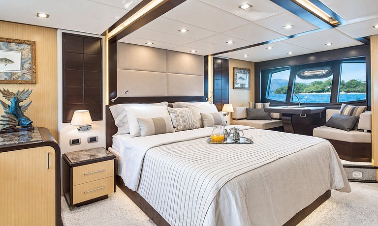 Luxurious 112ft yacht in Angra dos Reis
