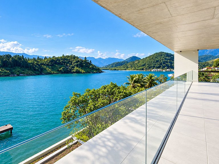 Modern house by the sea in Angra dos Reis