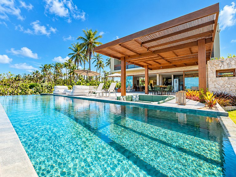 Villa junto a la playa con piscina climatizada en Mamucabinh