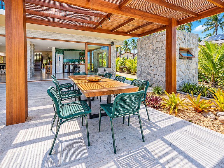 Villa junto a la playa con piscina climatizada en Mamucabinh