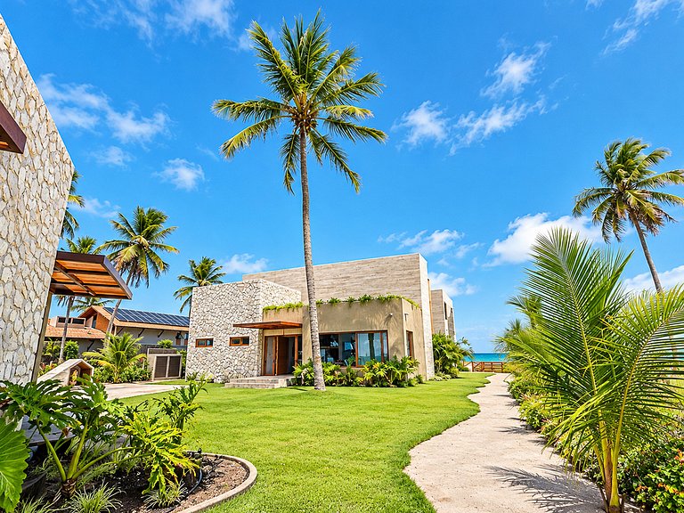 Beachfront villa with heated pool in Mamucabinha - Car004
