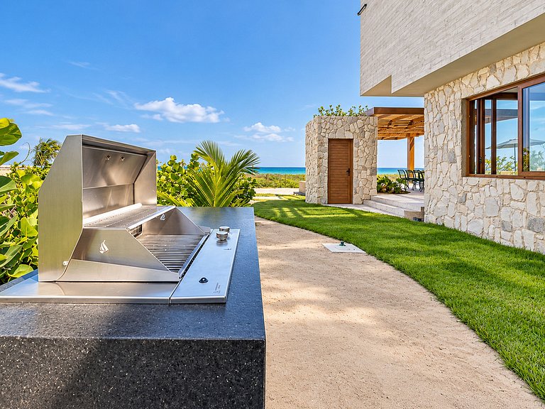 Beachfront villa with heated pool in Mamucabinha - Car004