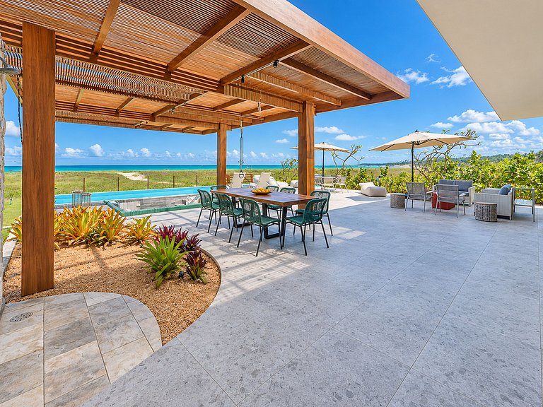 Villa junto a la playa con piscina climatizada en Mamucabinh