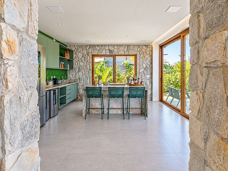 Beachfront villa with heated pool in Mamucabinha - Car004