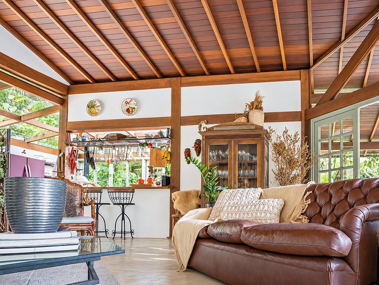 Linda casa com piscina na serra do Rio