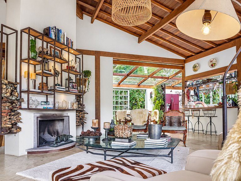 Linda casa com piscina na serra do Rio