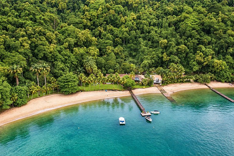 Villa and loft by the sea in Paraty