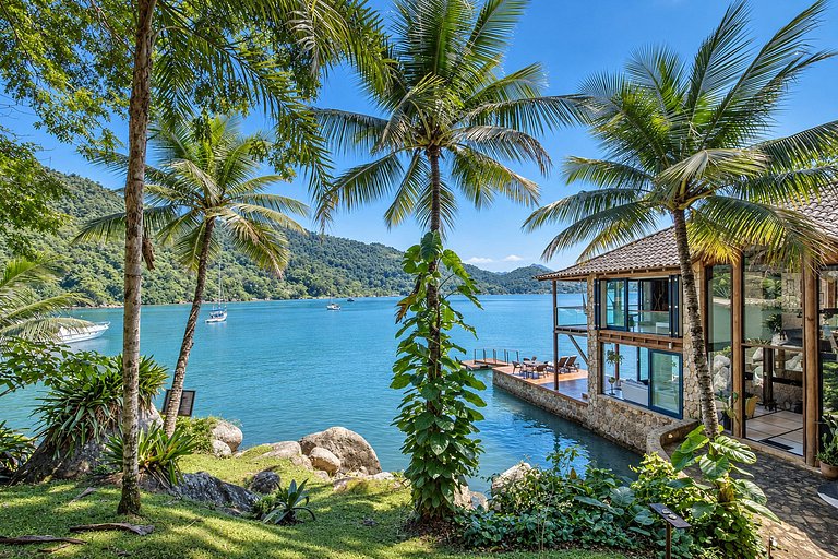 Villa and loft by the sea in Paraty