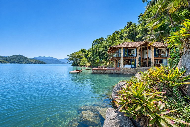 Villa and loft by the sea in Paraty