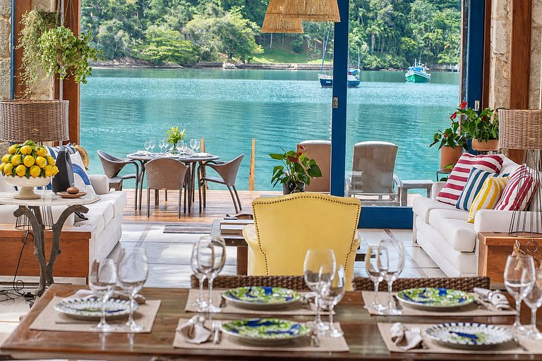 Villa and loft by the sea in Paraty