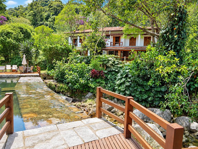 Casa de campo com cachoeira em Petrópolis