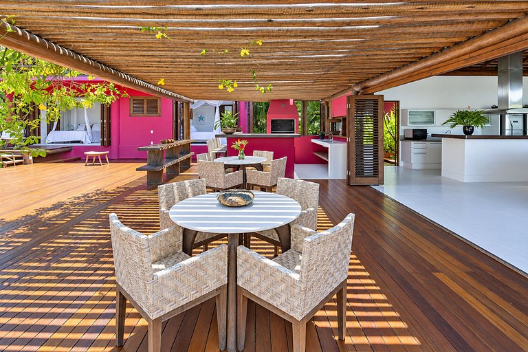 Luxurious 6-suite villa in Trancoso